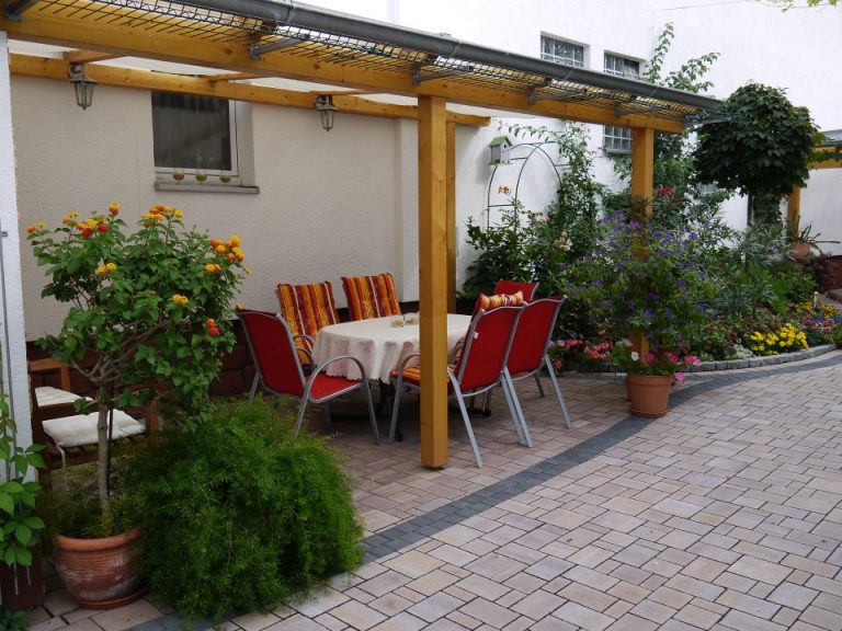 Überdachte Terrasse mit Sitzgruppe
