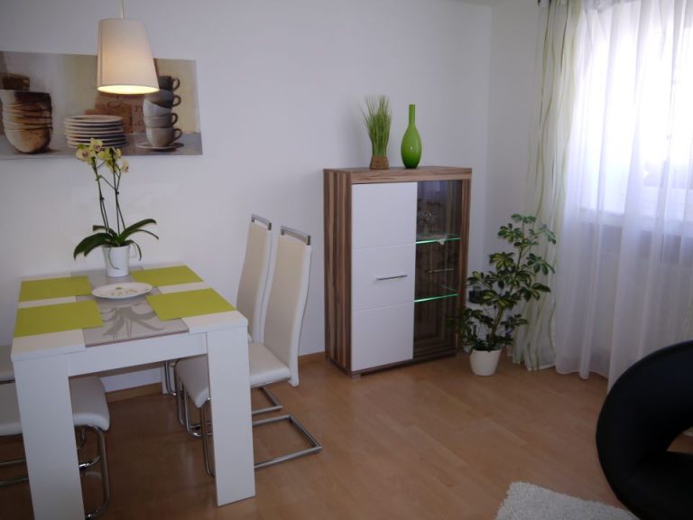 Essbereich mit weißem Tisch und Sideboard