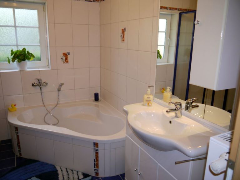 Küche mit heller Kochinsel