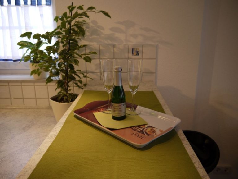 Beistelltisch mit Sekt und Gläsern