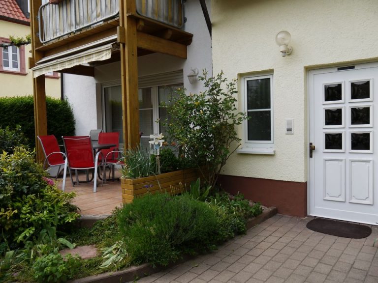 Terrasse mit Sitzgruppe am Hauseingang