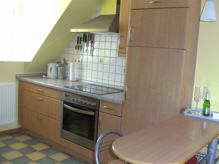 Eingerichtete Küche mit Theke