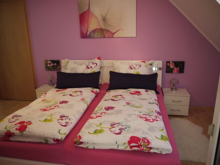 Schlafzimmer im violetten Stil